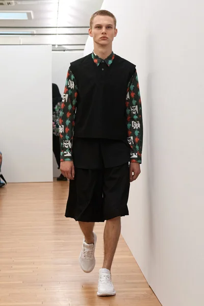 Look 10